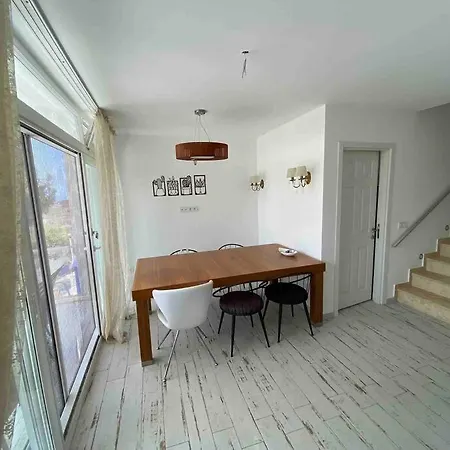Oezel Plajli Site Icerisinde 3+1 Kiralik Bodrum